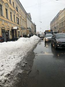 Петербург по-прежнему находится в снежном плену
