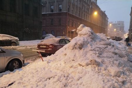 Петербург по-прежнему находится в снежном плену