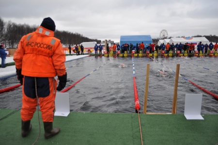 Чемпионат мира по ледяному плаванию завершился в Мурманске