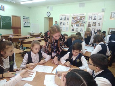 Арина Кирюхина с учениками, фото предоставлено А.Кирюхиной