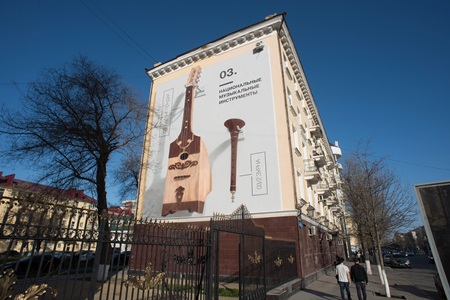 Екатеринбургские художники нарисовали музейные экспонаты на зданиях Грозного