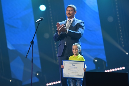 Генеральный директор газпром трансгаз краснодар вручает специальный приз фестиваля самому юному участнику фестиваля "Факел"