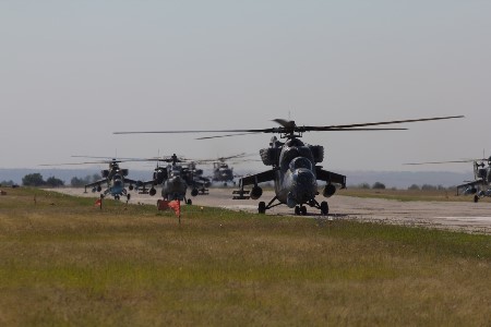 На конкурсе "Авиадартс" экипажи боевых вертолетов ЮВО нанесли ракетный удар по объектам условного противника на крымском побережье 