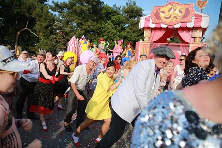 Двухдневный карнавал с участием звезд российской эстрады прошел в Геленджике в честь открытия курортного сезона