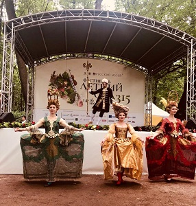 Цветочный трон, парусник и померанцевые деревья украсили Летний сад в Петербурге в честь его 315-летия