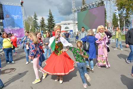 Научное шоу, VR-аттракционы и концерт звезд ждали гостей "Технограда" в день открытых в Москве