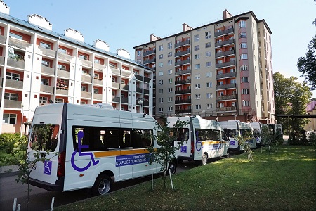Парк спецтранспорта для обслуживания пожилых людей пополнился новыми машинами в Калининградской области