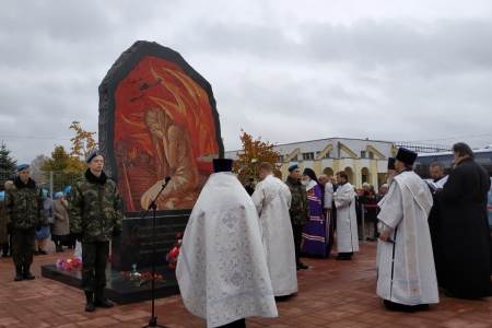 Жители Тихвина почтили память жертв авианалета немецко-фашистских захватчиков на железнодорожную станцию города