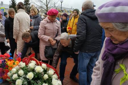 Жители Тихвина почтили память жертв авианалета немецко-фашистских захватчиков на железнодорожную станцию города