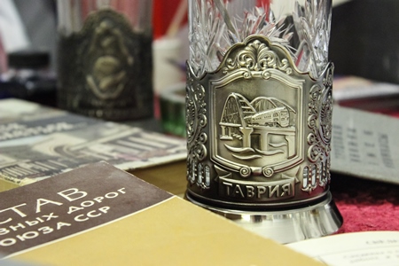 Подстаканник с Крымским мостом пополнил коллекцию музея на вокзале Симферополя