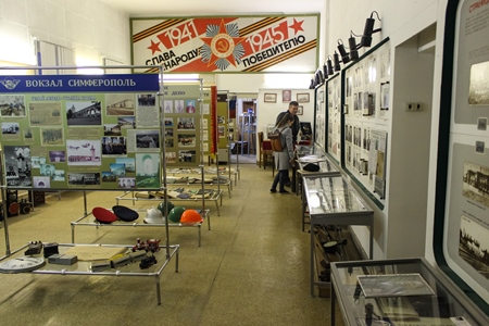 Подстаканник с Крымским мостом пополнил коллекцию музея на вокзале Симферополя