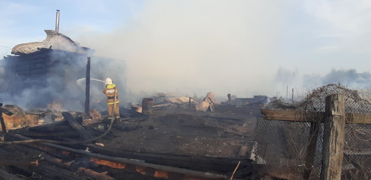 Пожарные потушили открытый огонь и приступили к разбору остатков восьми домов в иркутской Зиме