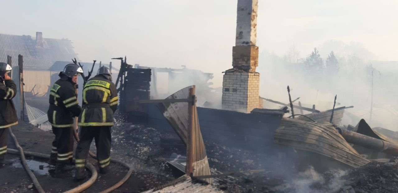 Пожарные потушили открытый огонь и приступили к разбору остатков восьми домов в иркутской Зиме