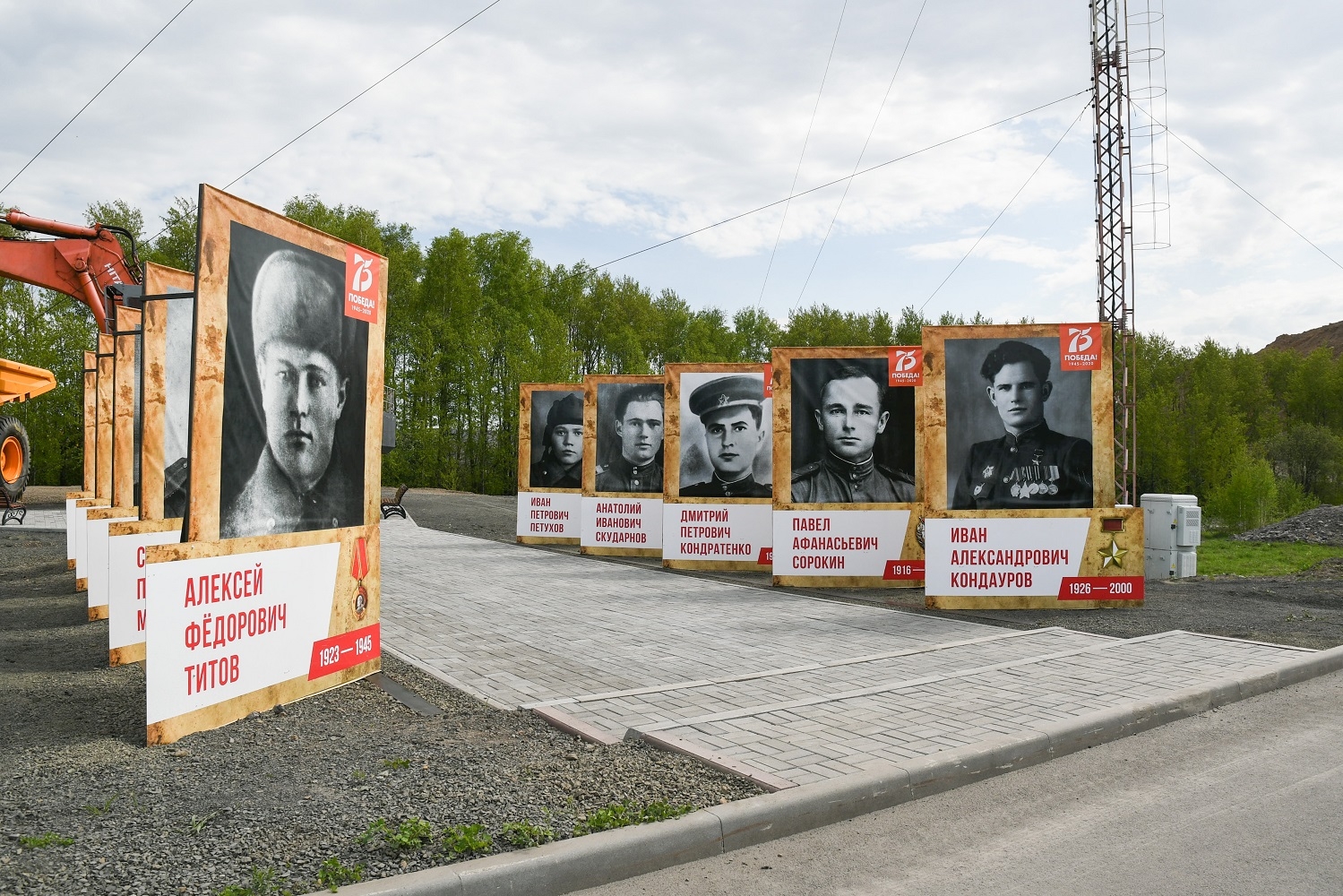Портреты фронтовиков установили на 130-тонных самосвалах на разрезе "Стройсервиса" в Кузбассе в честь дня Победы