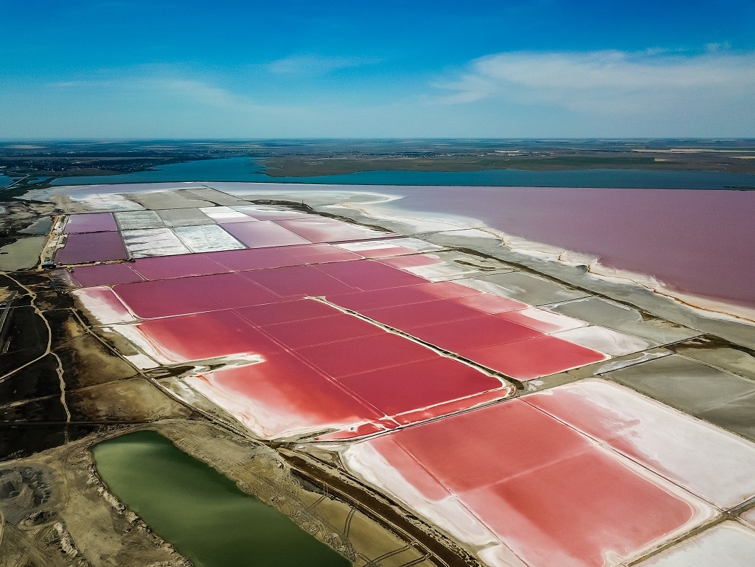 Розовое соленое озеро "цветет" в Крыму
