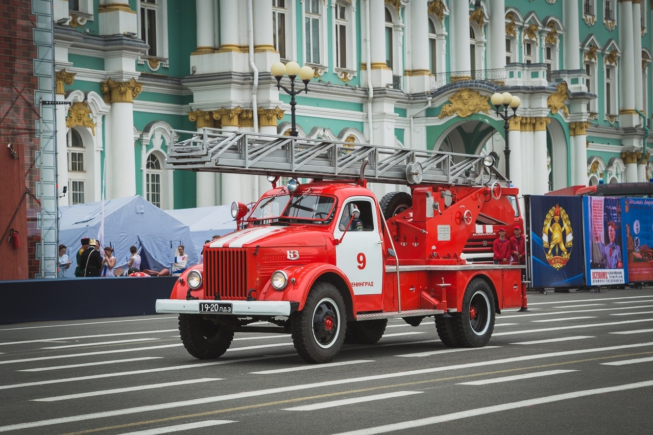 Более 800 пожарных ежедневно заступают на службу в Петербурге