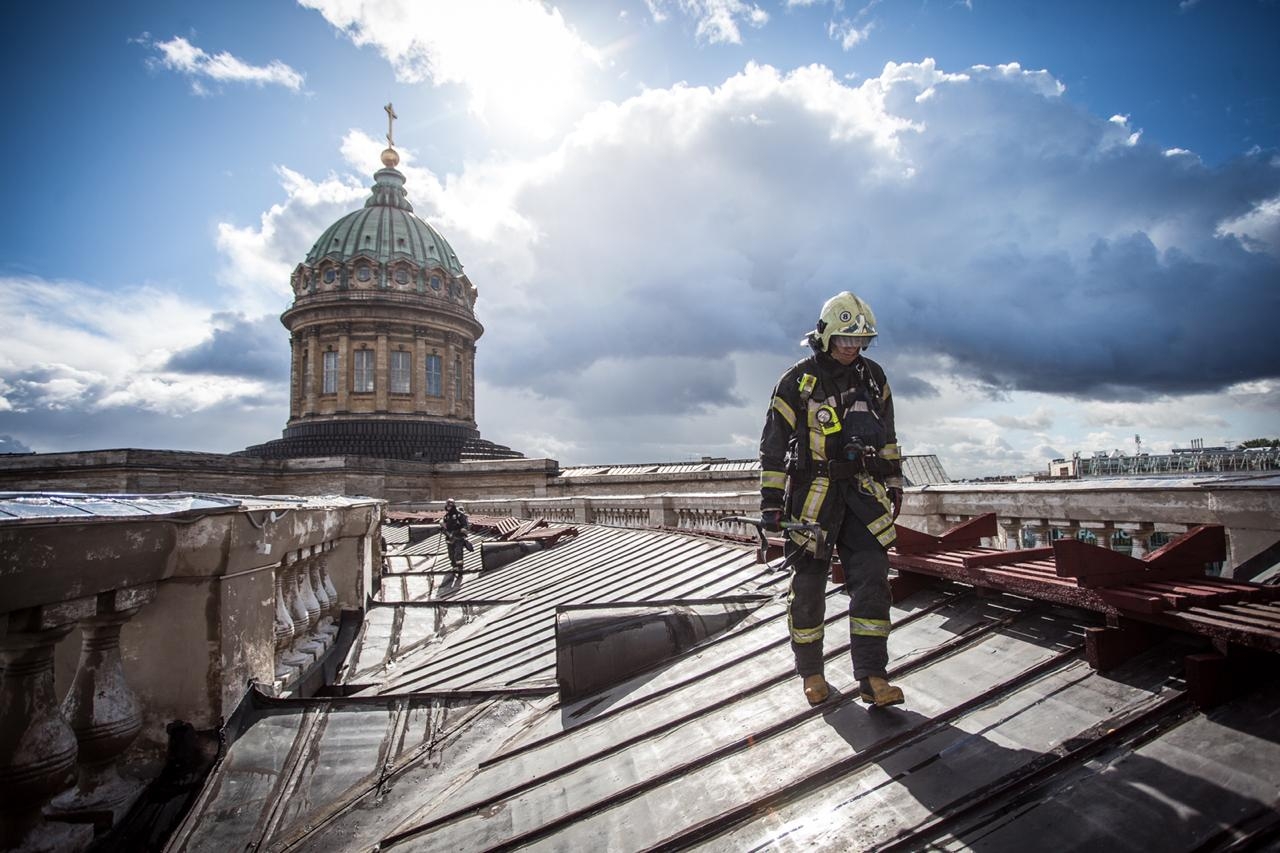 Более 800 пожарных ежедневно заступают на службу в Петербурге