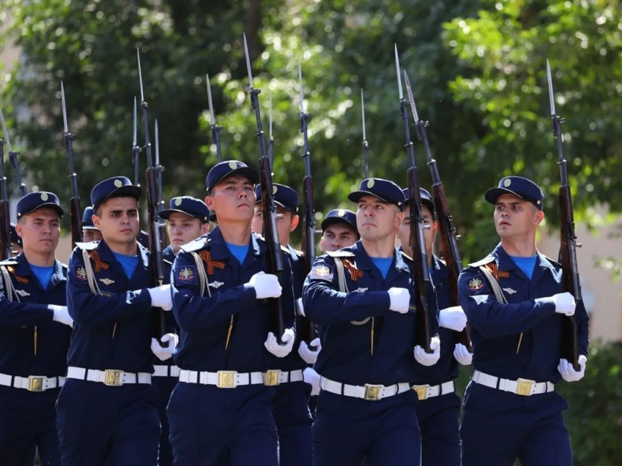 Торжественное прохождение войск в Астрахани. Фото пресс-службы администрации региона