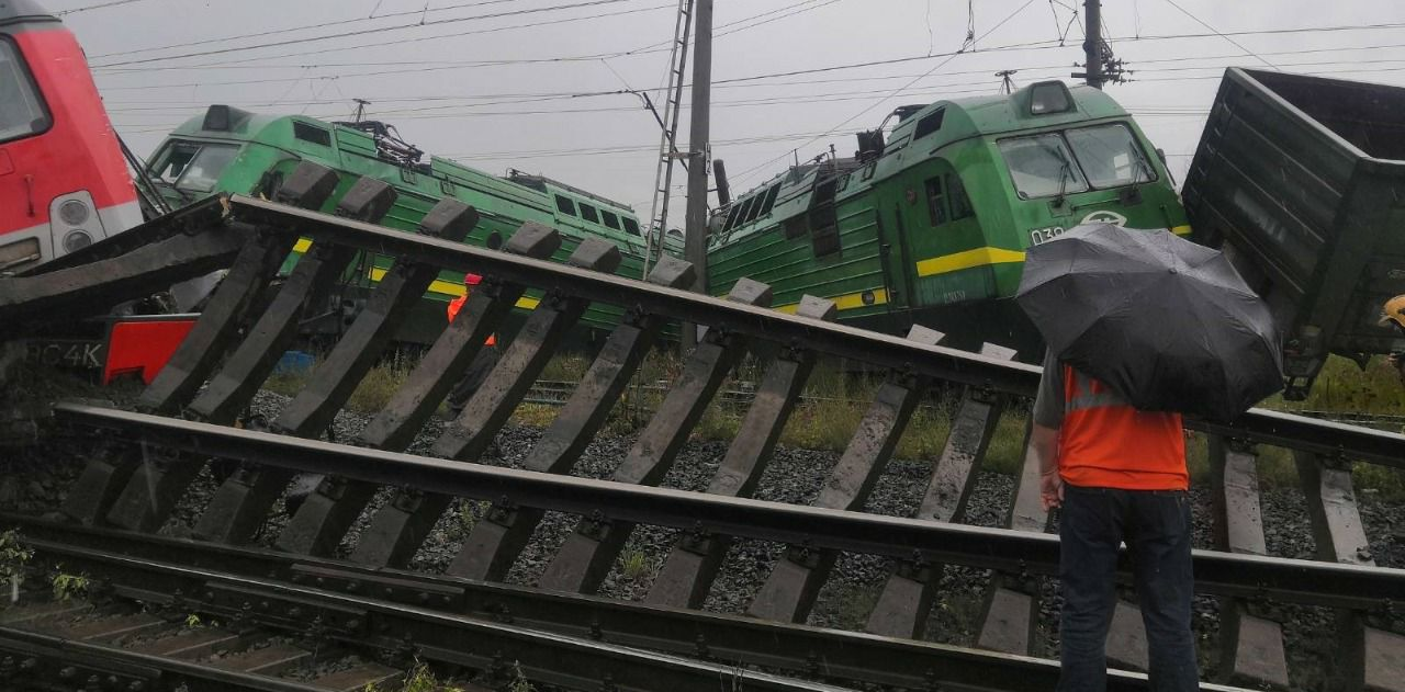 Два электровоза и полувагон сошли с рельсов на грузовой станции в Петербурге после касательного столкновения