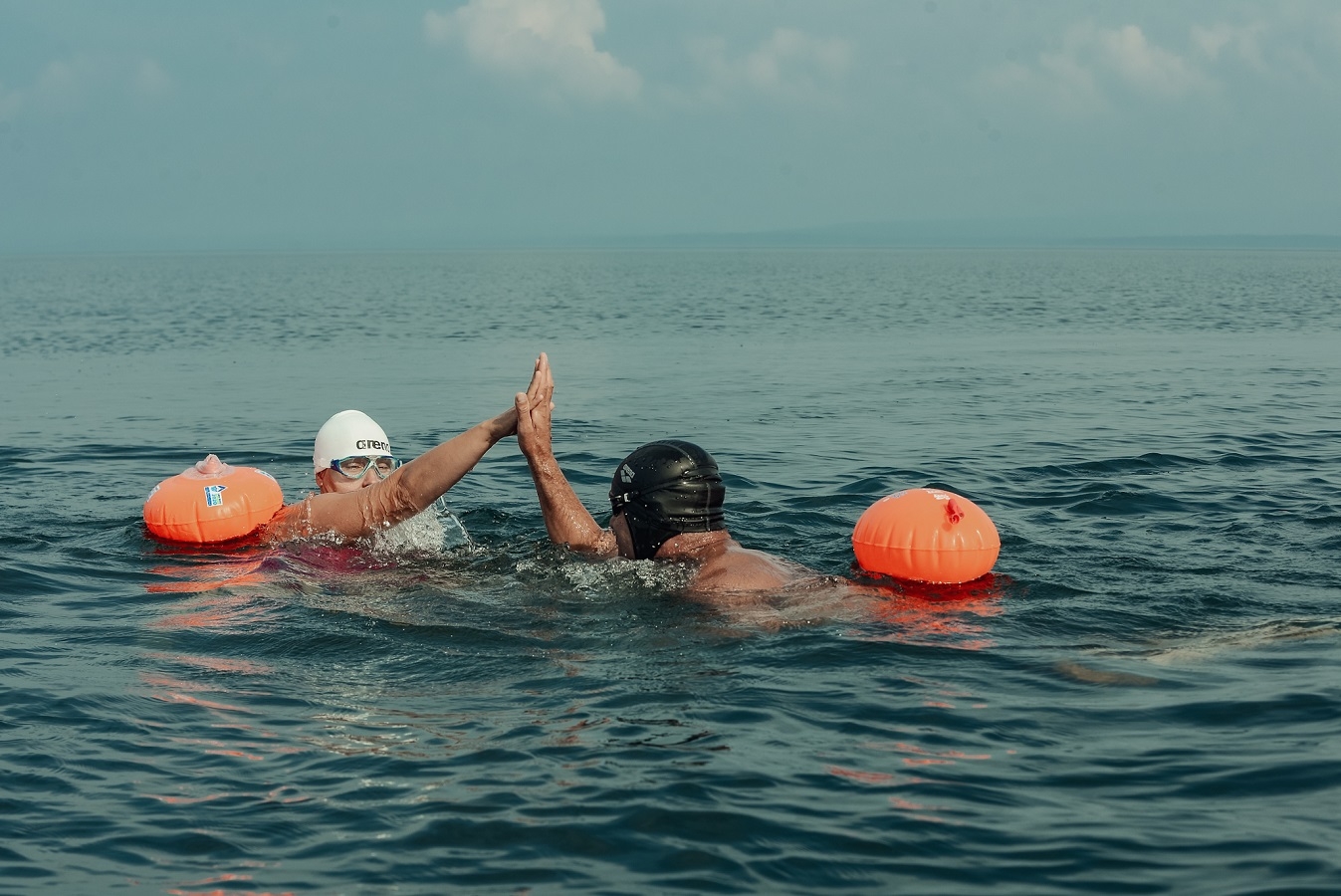 Пловцы собрали данные о загрязнении Байкала в ходе заплыва на 55 километров