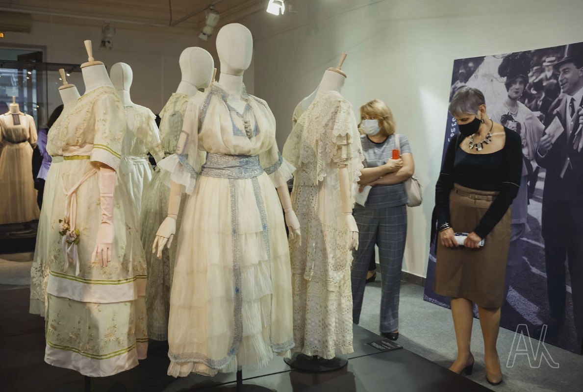 Десятки уникальных платьев Серебряного века из коллекции историка моды Александра Васильева представят во Владивостоке