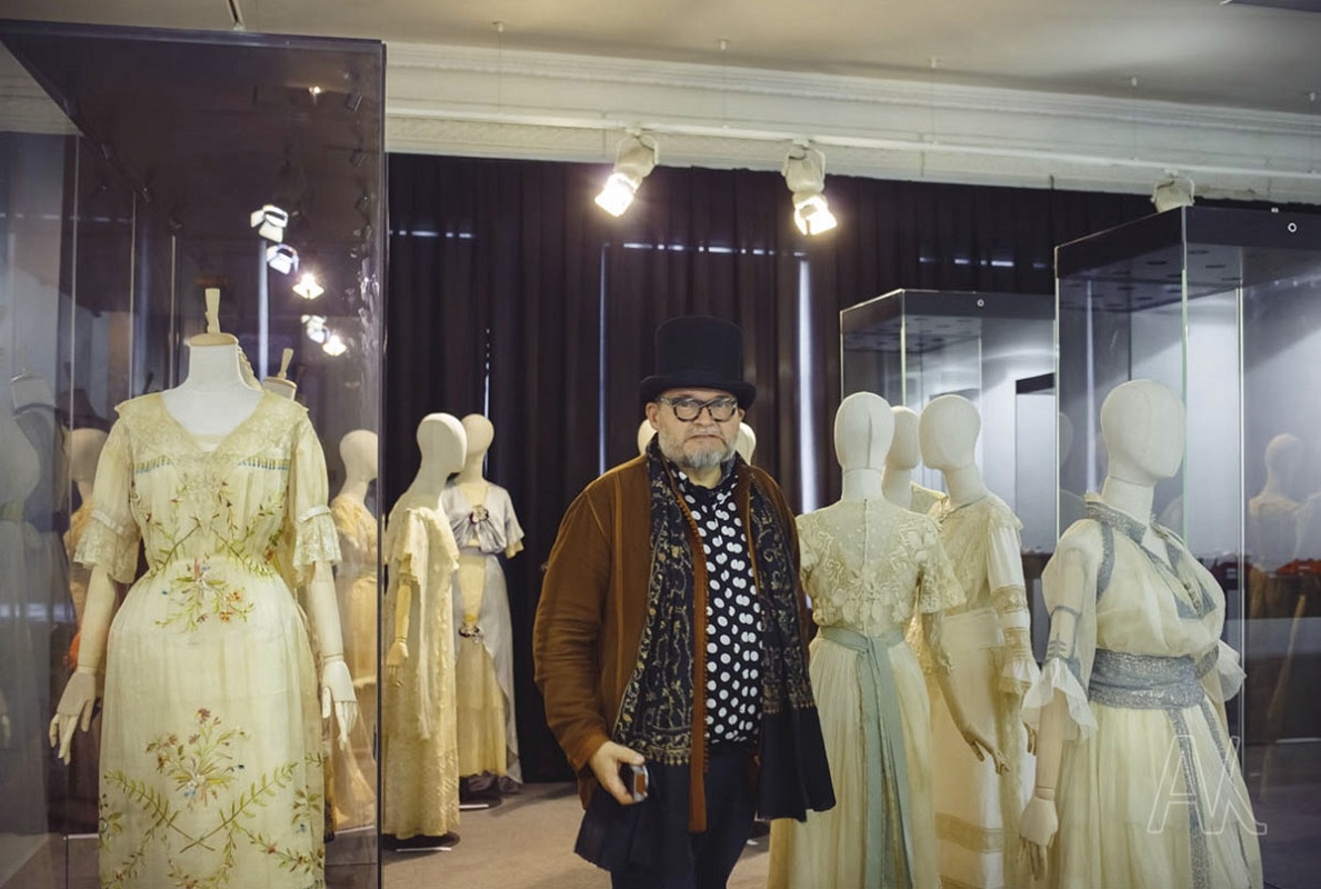 Десятки уникальных платьев Серебряного века из коллекции историка моды Александра Васильева представят во Владивостоке