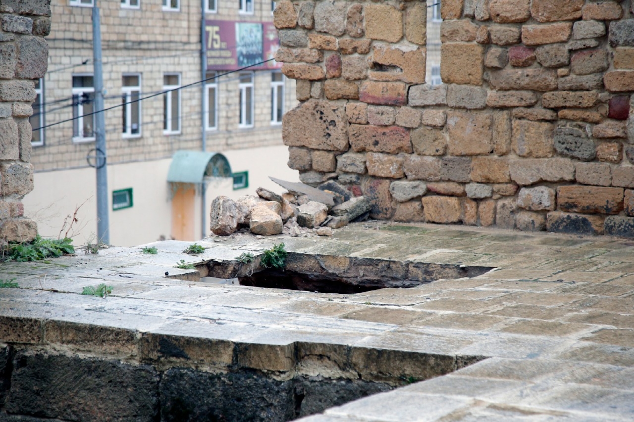 Минкультуры подготовит дорожную карту восстановления разрушившейся стены в Дербентской крепости