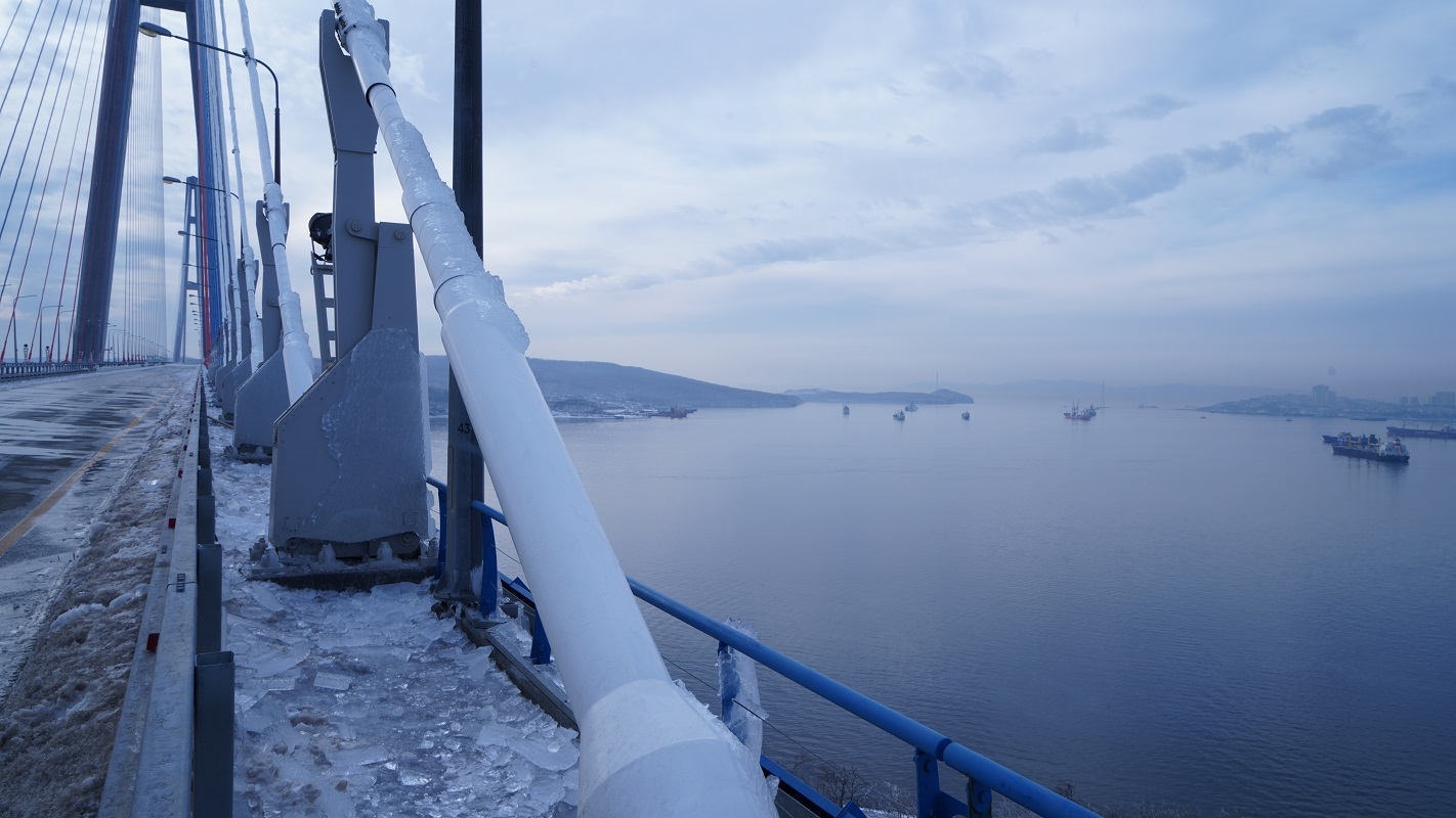 Промышленные альпинисты очищают от обледенения ванты моста на остров Русский