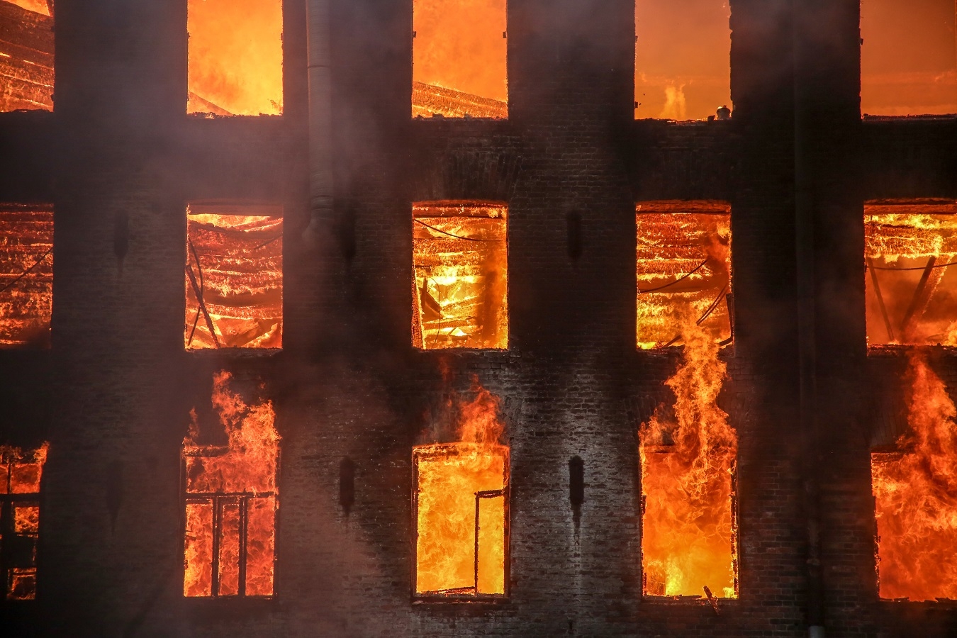 Более суток тушат крупный пожар в бизнес-центре "Невская мануфактура" в Петербурге