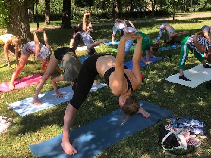 Бесплатные занятия йогой организовали в петербургских парках до конца лета