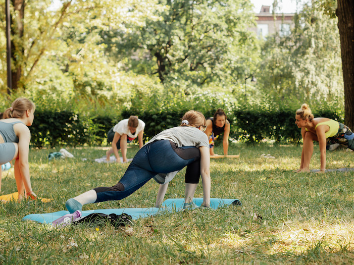 Бесплатные занятия йогой организовали в петербургских парках до конца лета