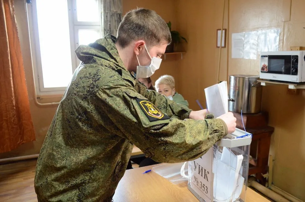 Досрочное голосование проходит в труднодоступных военчастях и на маяках в Заполярье