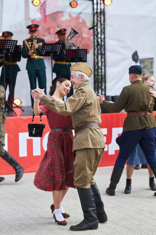 День Победы в поселке имени Свердлова Ленинградской области отметили на "Танцплощадке 45-го"
