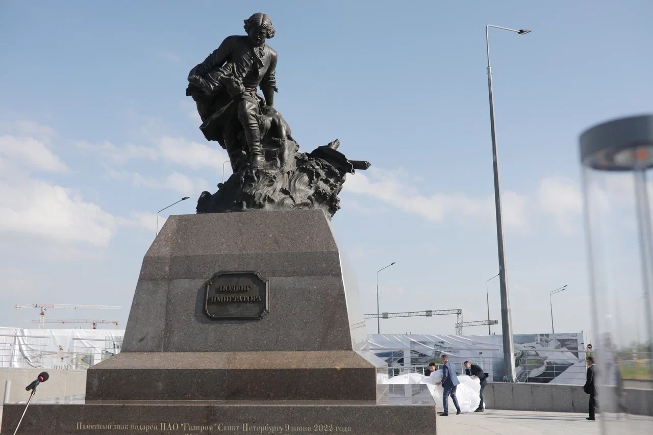 Памятник Петру I, спасающему утопающих, открыли у Лахта-центра в Петербурге