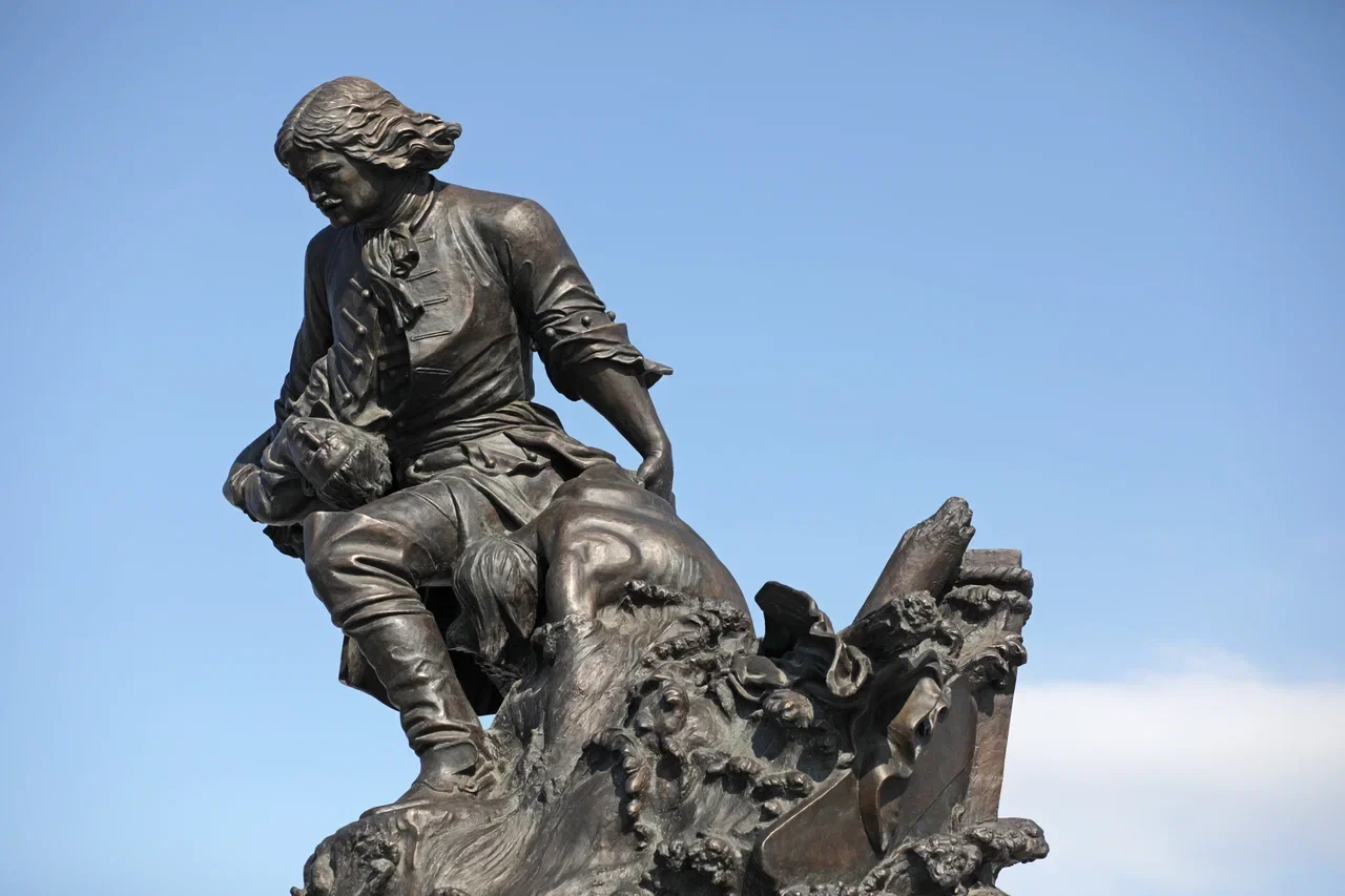 Памятник Петру I, спасающему утопающих, открыли у Лахта-центра в Петербурге