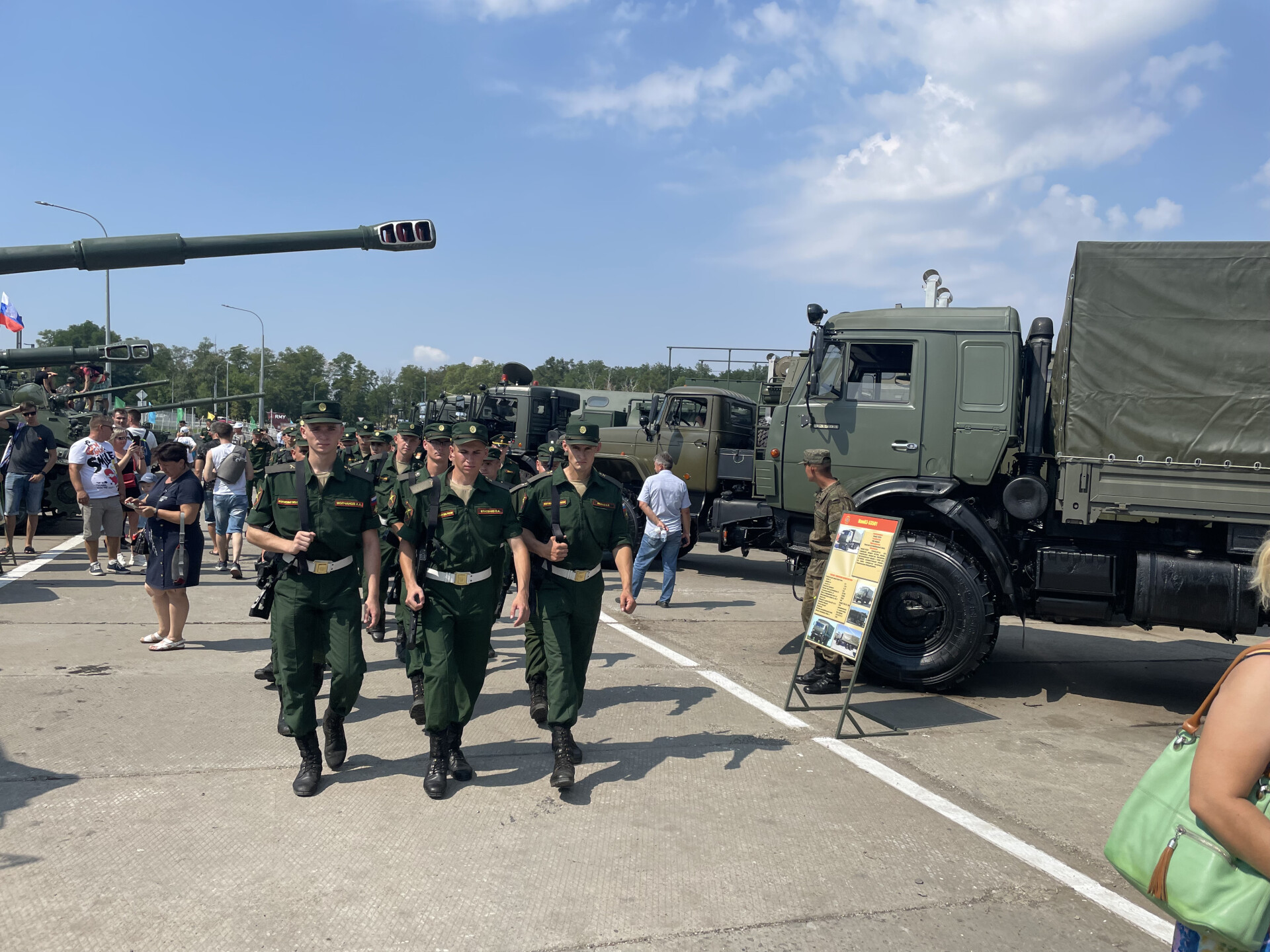 Более 140 образцов техники и оружия представили гостям открытия военного форума "Армия-2022" в Ростовской области