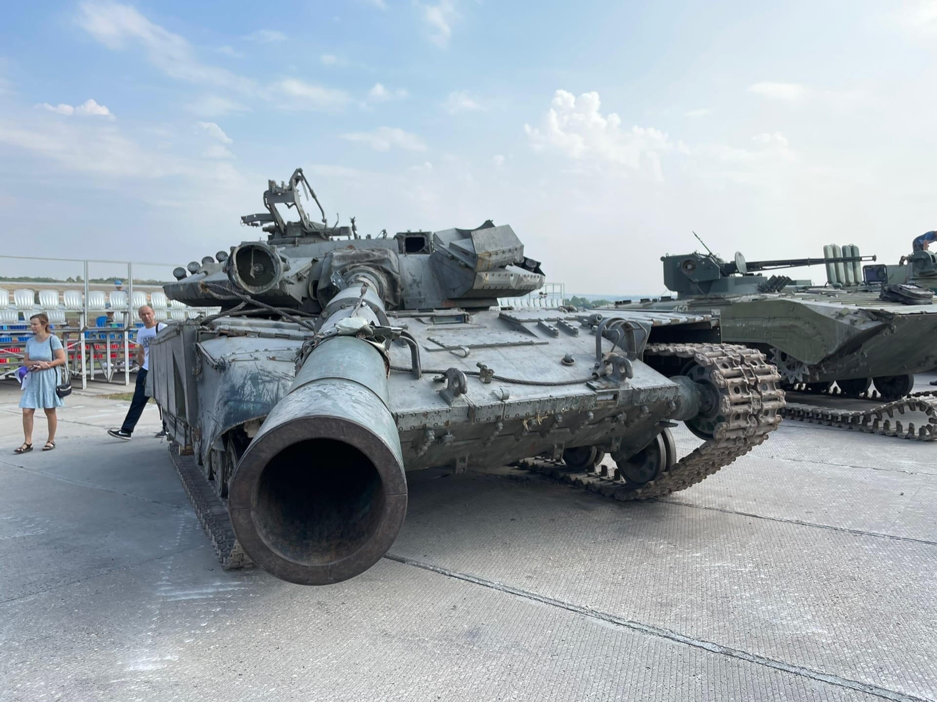 Более 140 образцов техники и оружия представили гостям открытия военного форума "Армия-2022" в Ростовской области