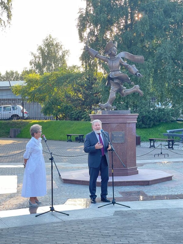 В Калининградском Музее Мирового океана установили полученную в подарок от Зураба Церетели скульптуру молодого Петра I