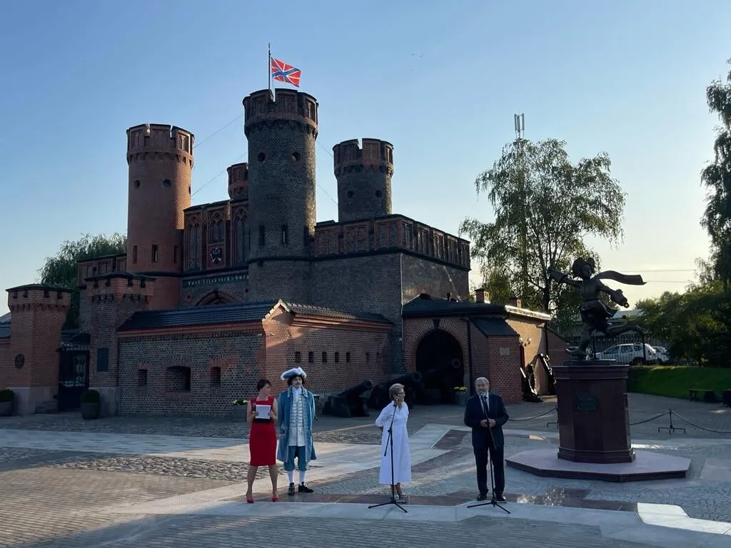 В Калининградском Музее Мирового океана установили полученную в подарок от Зураба Церетели скульптуру молодого Петра I