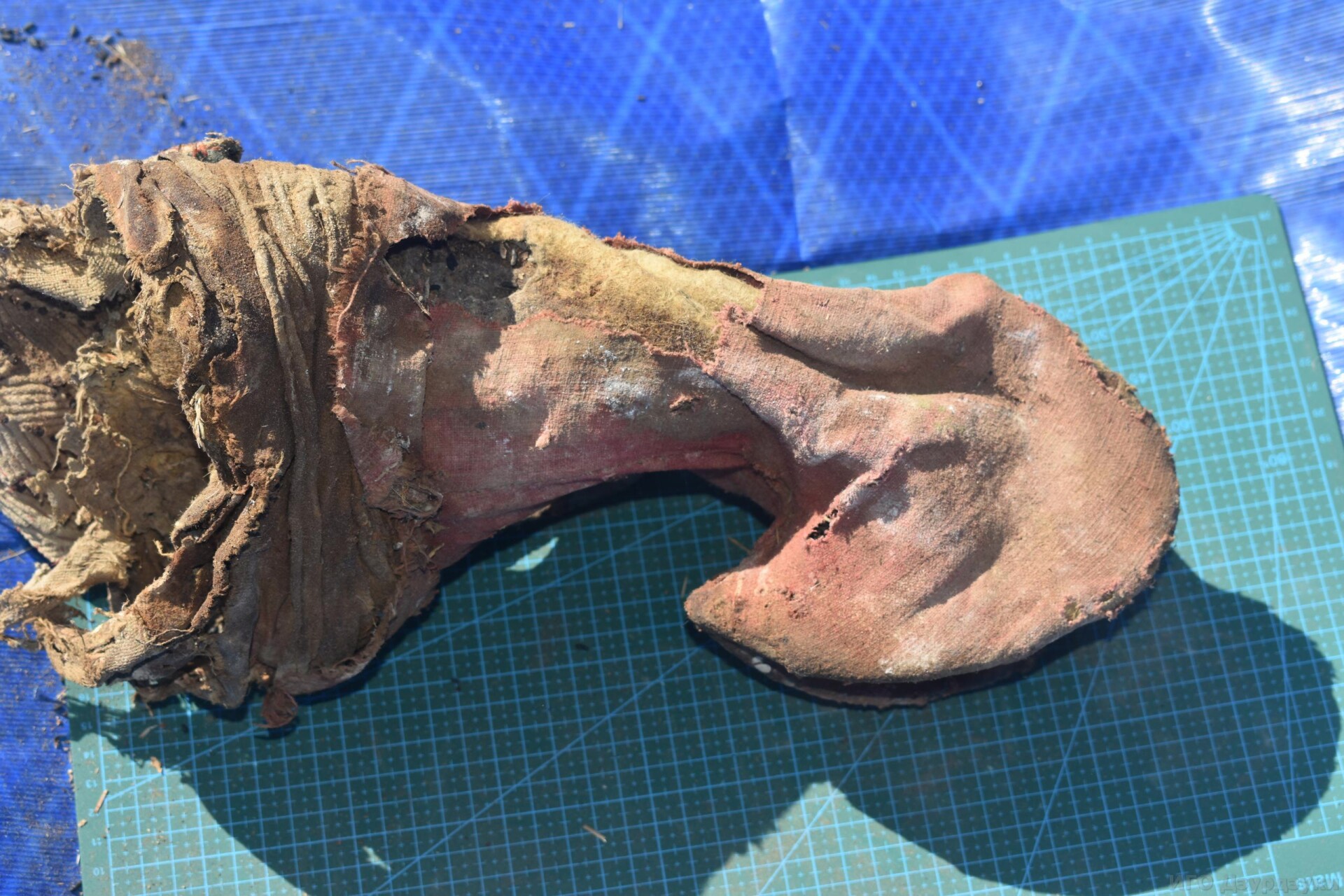 Головные уборы, посуду и музыкальные инструменты нашли после обрушения древнего могильника в Ингушетии