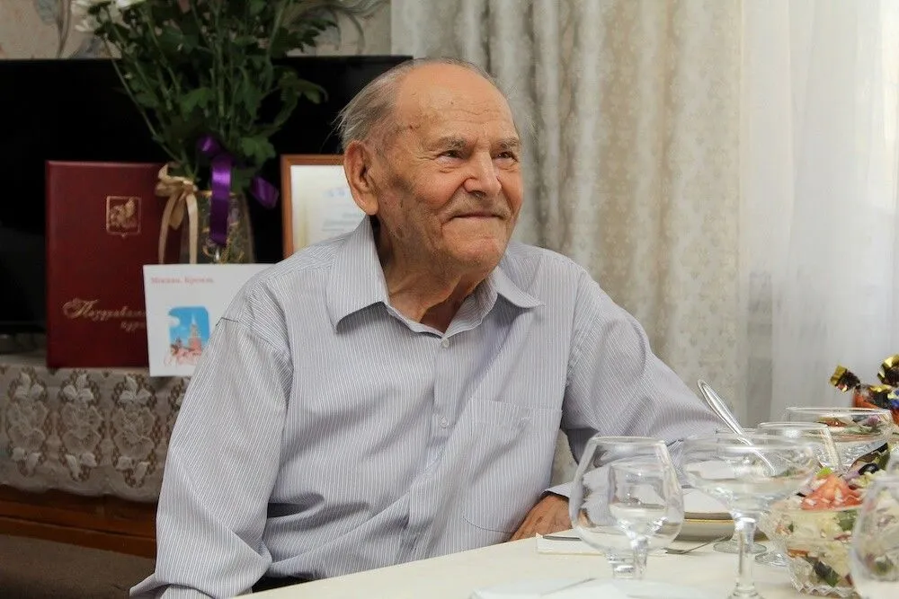 Военные на Урале устроили мини-концерт для столетнего ветерана