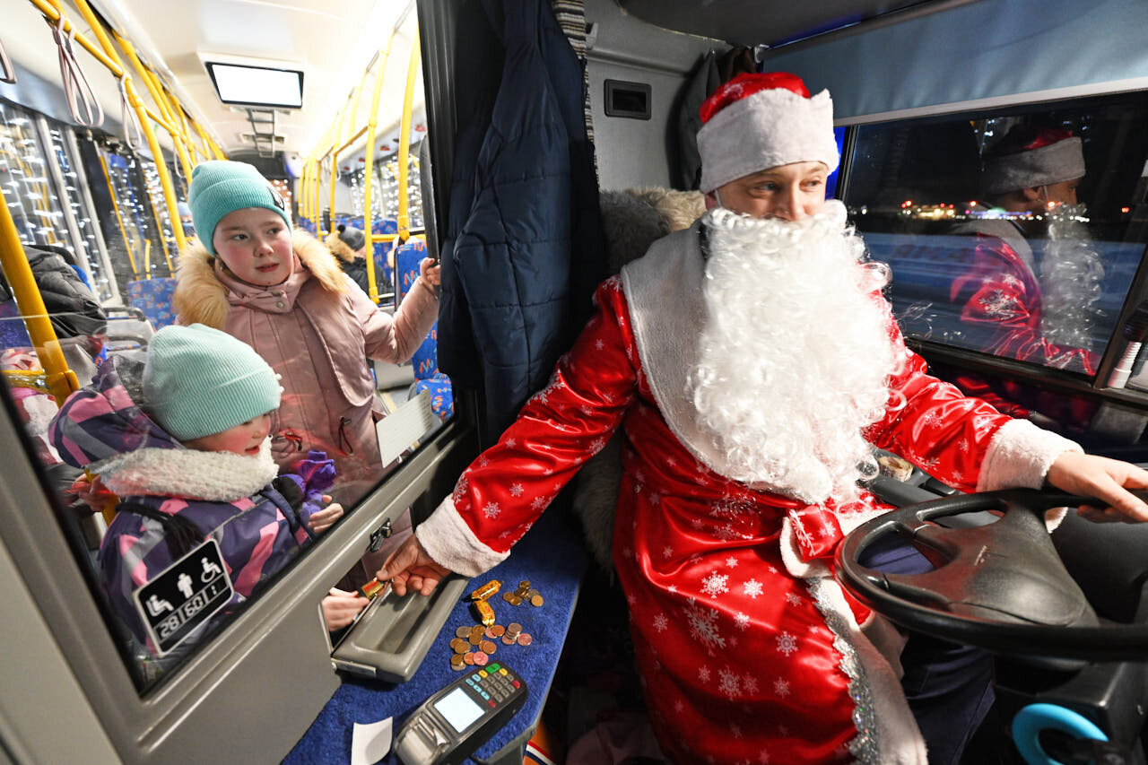 Новогодние автобусы с Дедами Морозами за рулем начали ездить по Салехарду