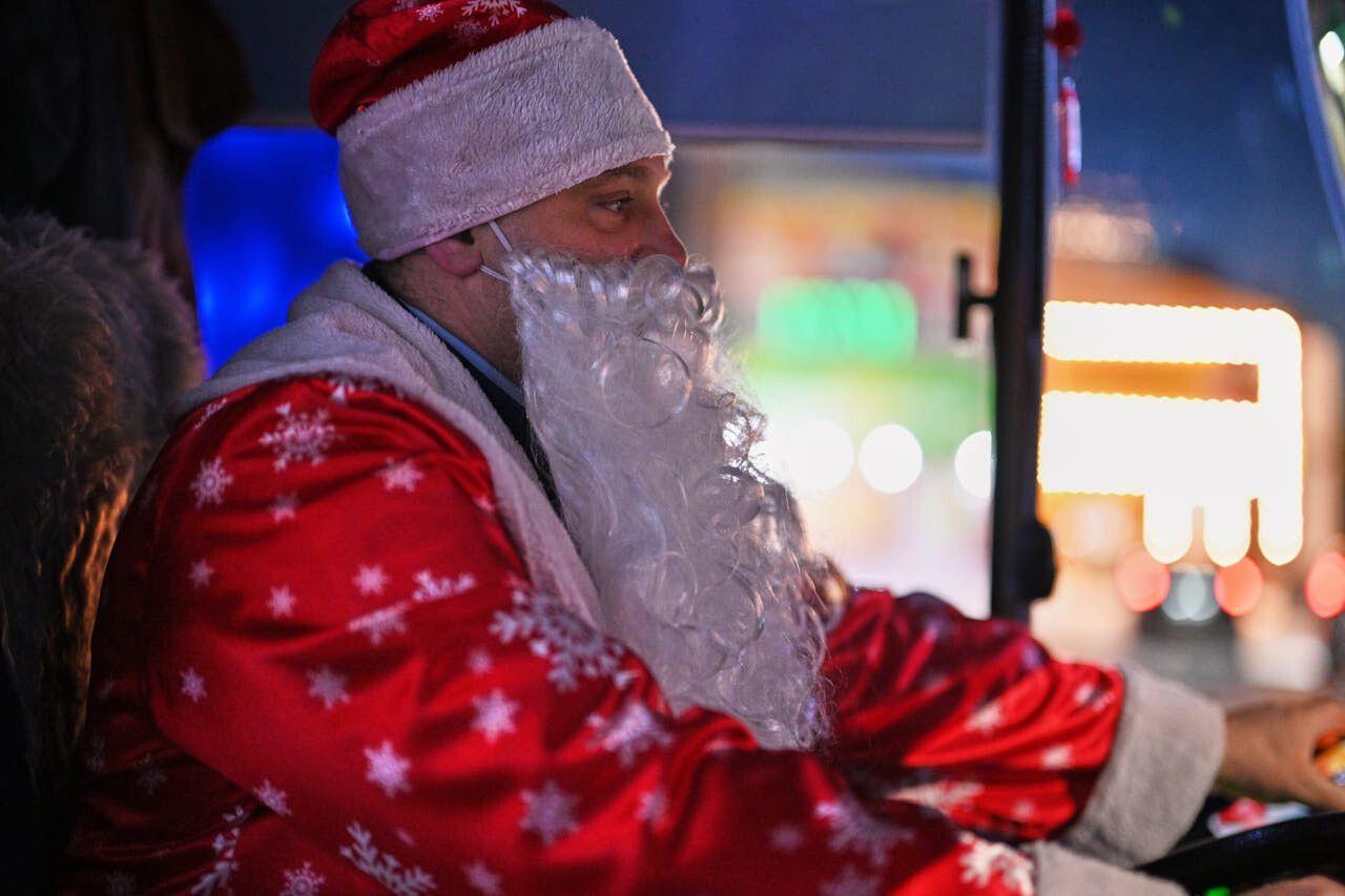 Ралли санта клауса. Новый год дед мороз. Мои дети будут ездить на верблюде. На чем ездит дед мороз. Машина нашего деду.