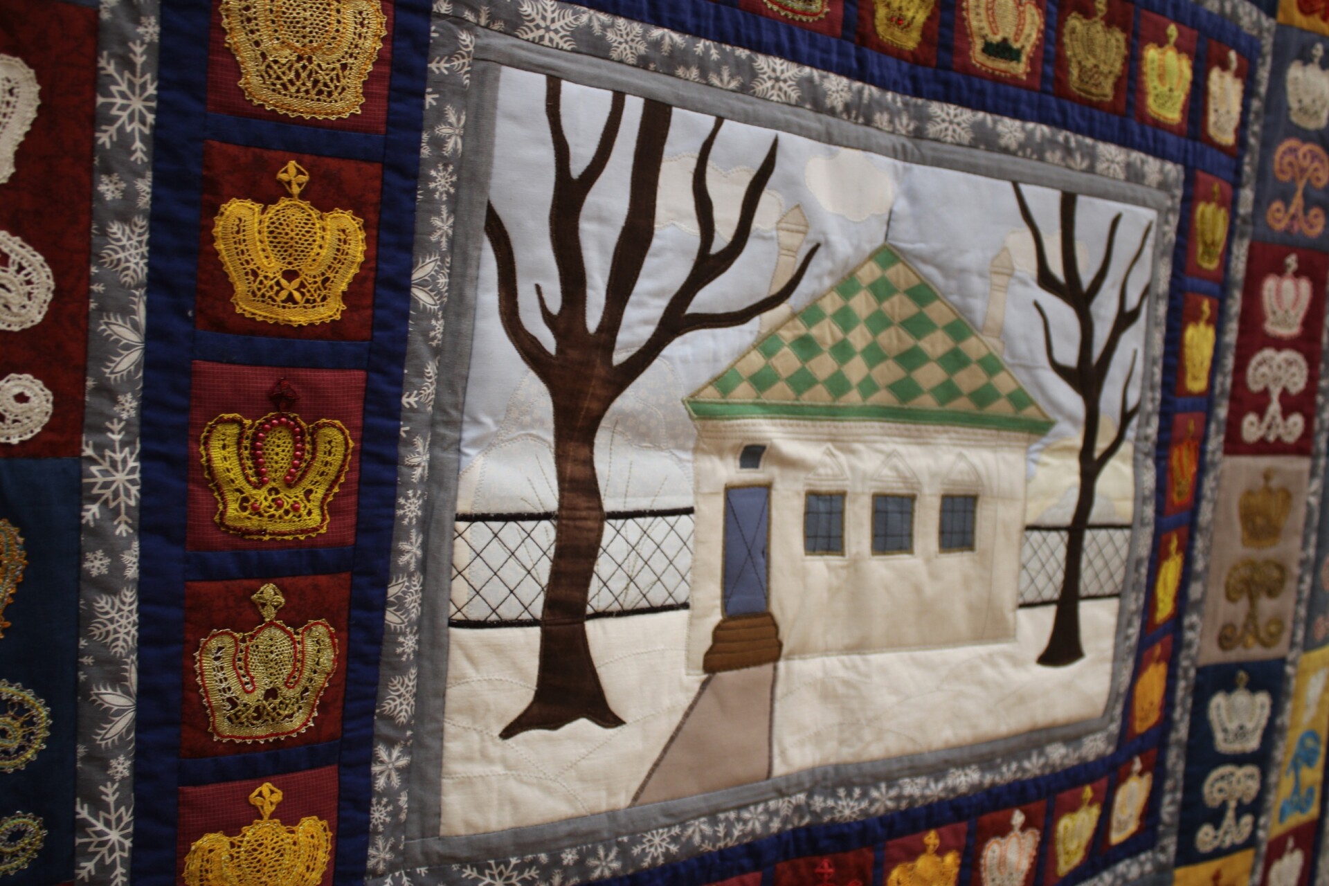 Вологодский музей-заповедник представил кружевное панно, посвященное 350-летию Петра I