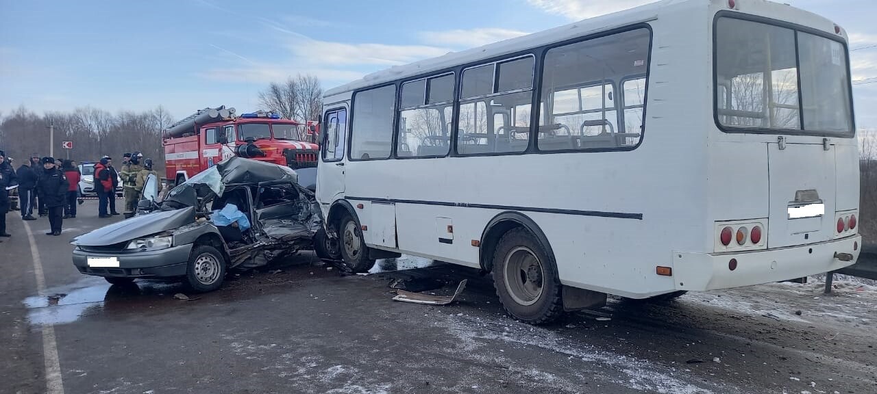 Один человек погиб в ДТП с автобусом и легковушкой в Казани