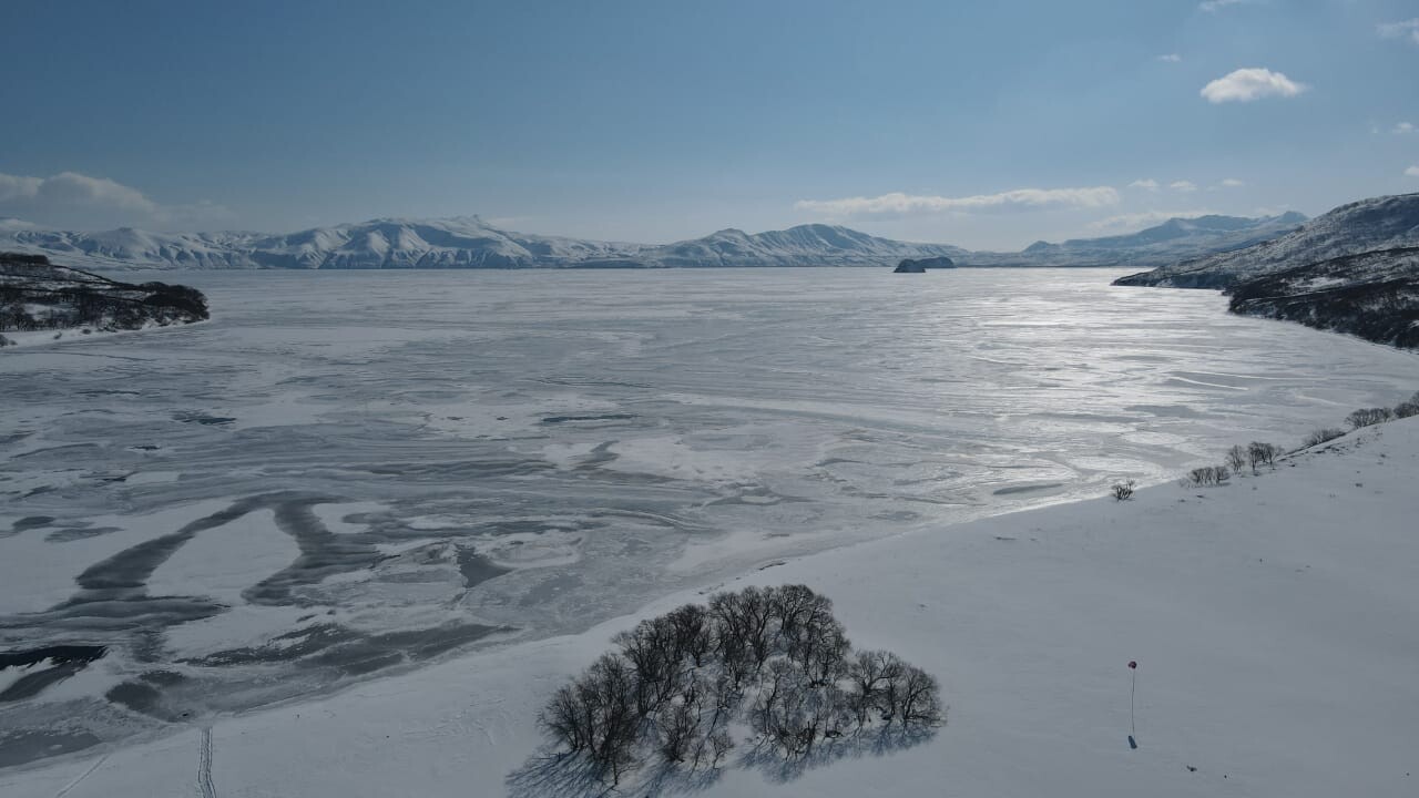 Заповедное Курильское озеро на Камчатке замерзло впервые за четыре года