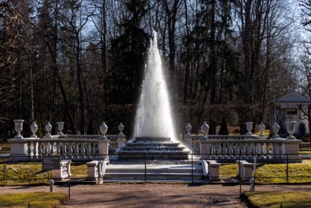 Большой каскад и фонтан "Самсон" запустили в Петергофе в честь открытия летнего сезона