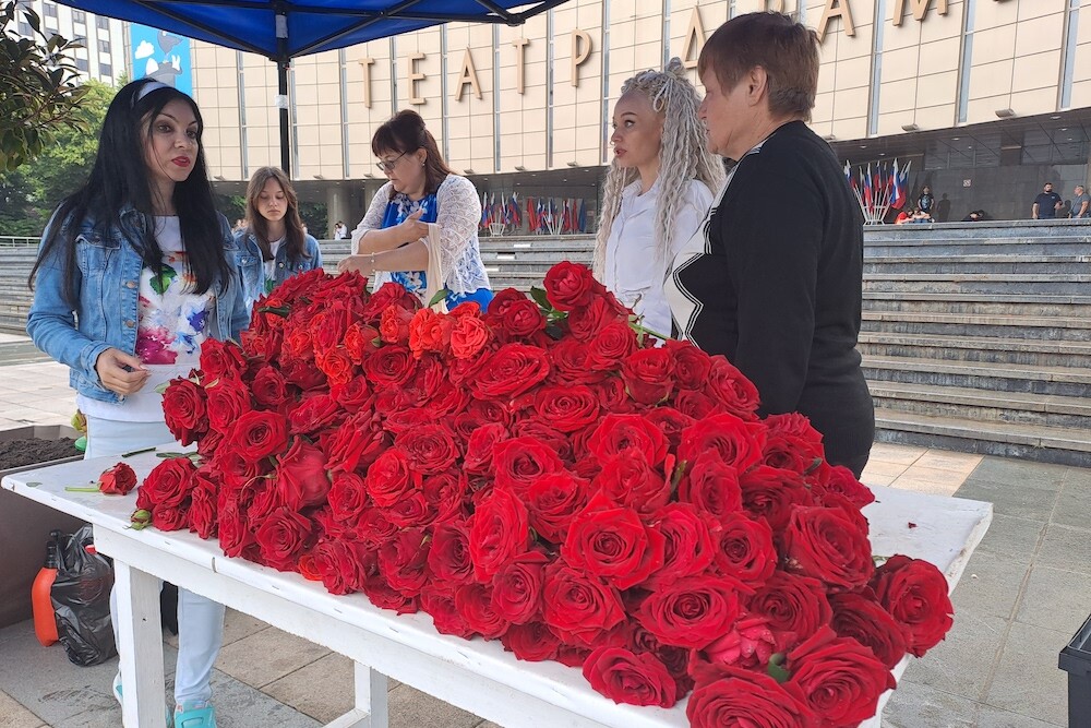 Карту страны из 30 тыс. роз собрали в Краснодаре в День России