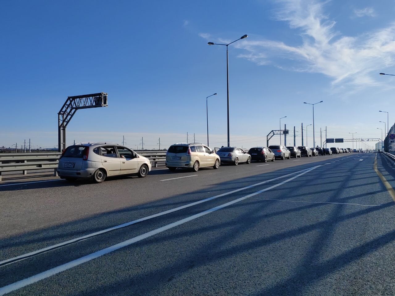 Многокилометровые пробки на подъезде к Крымскому мосту со стороны Кубани держатся третий день