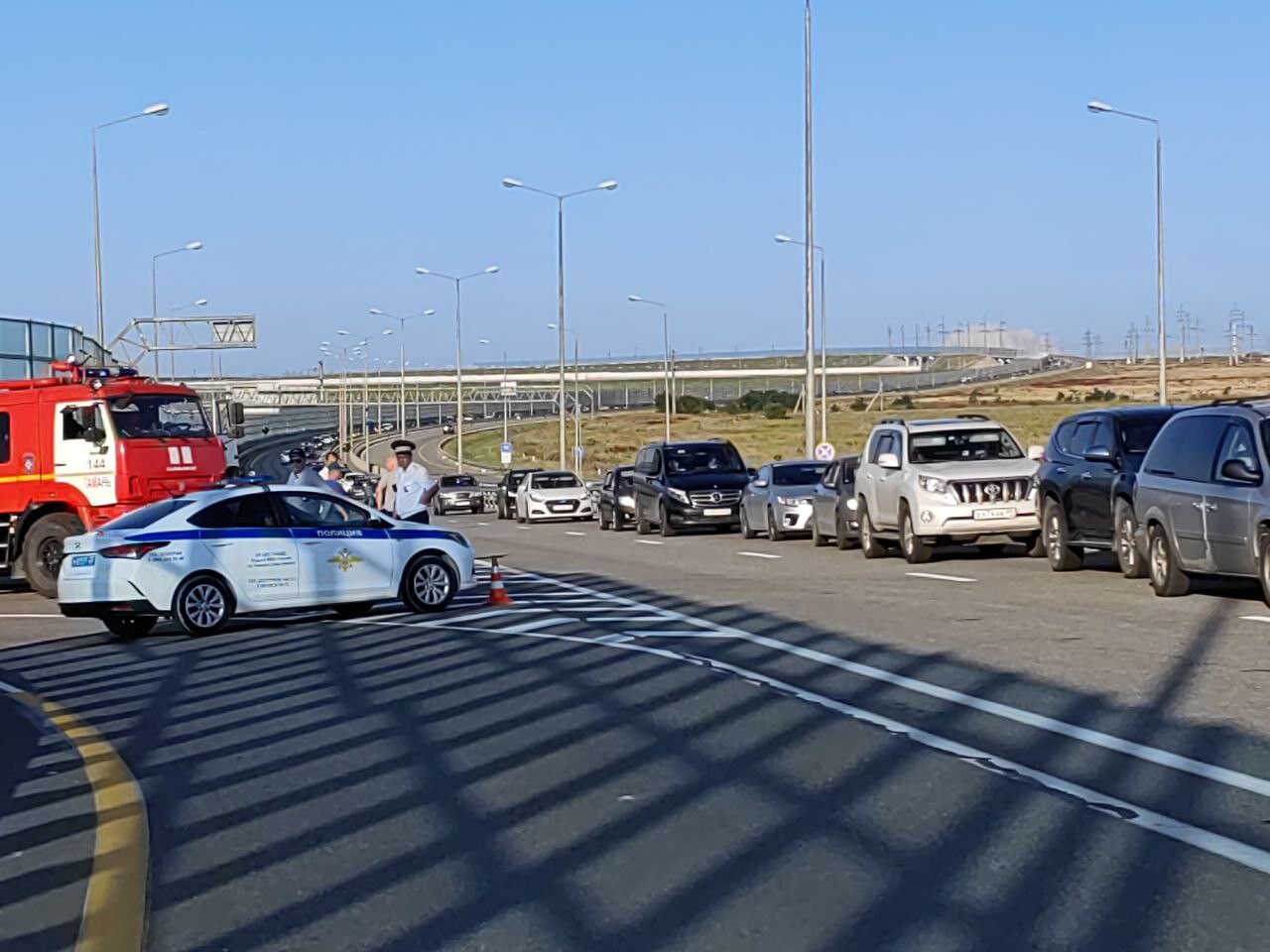 Многокилометровые пробки на подъезде к Крымскому мосту со стороны Кубани держатся третий день